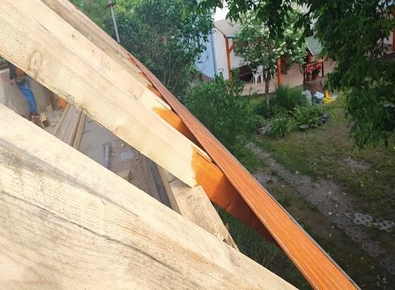 Ácsmunka: gerendakötés a tetőszerkezetben