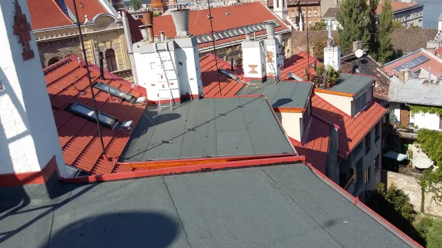 Bitumenes szigetelés egy városi lapostetőn