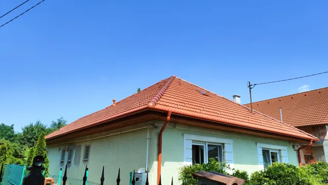 Új cserépfedés és ereszcsatorna egy földszintes családi házon