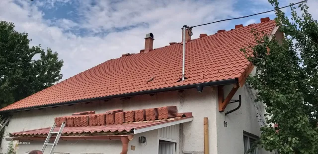 Felújított cserépfedés és oromzat egy családi házon