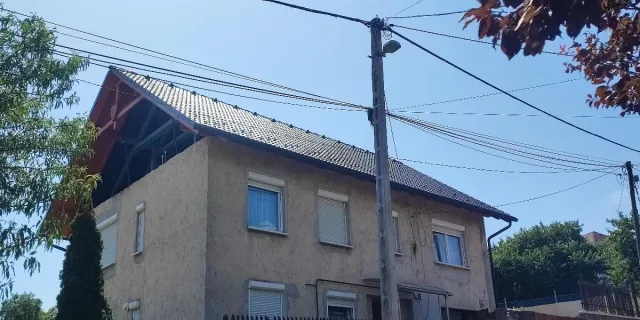 Csüngő ereszes tető egy családi házon