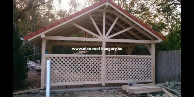 Fa szerkezetű kocsibeálló rácsos oldalfallal