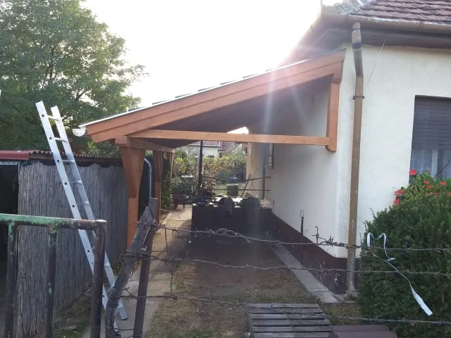 Fa szerkezetű kocsibeálló Gyálon