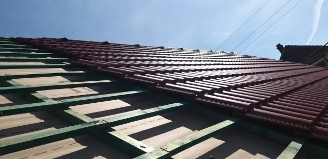 Kiszellőztetett héjazat: lécezés és cserépfedés a tetőfólia felett