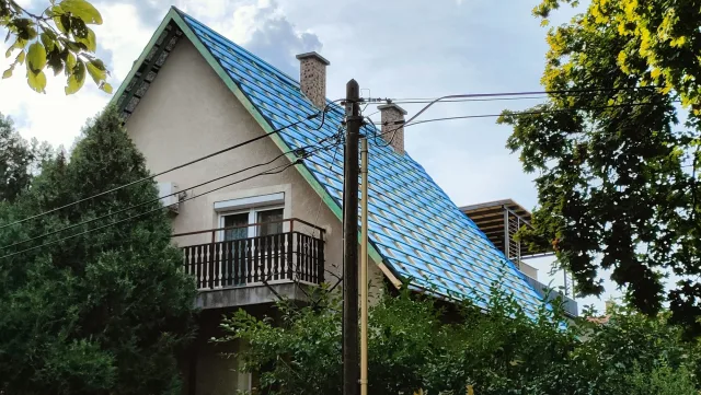 Héjazatépítés: tetőfólia, ellenléc és lécezés a cserépfedés előtt