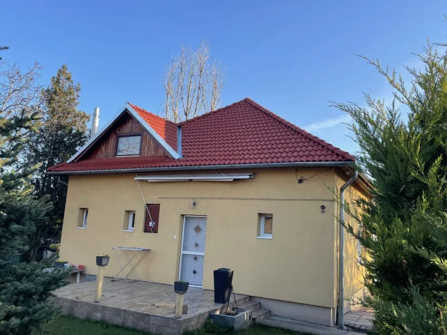 Ikerház tetőfelújítása, új vörös cserépfedéssel