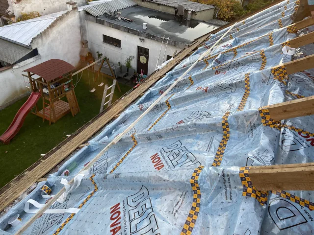Páradiffúziós tetőfólia egy felújítás közben