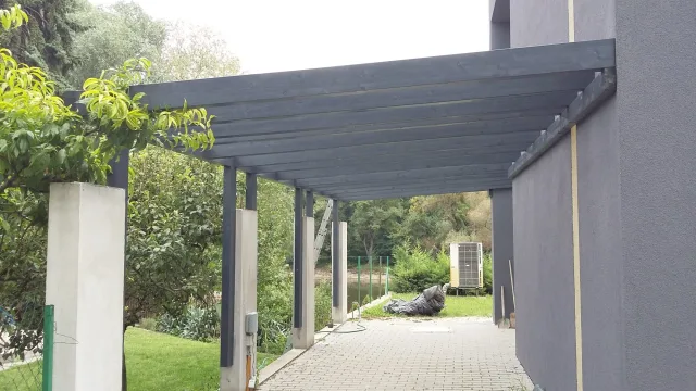 Elkészült pergola a kert felé néző terasz felett