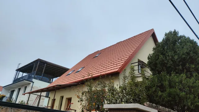 Felújított tető PIR hőszigeteléssel egy emeletes házon