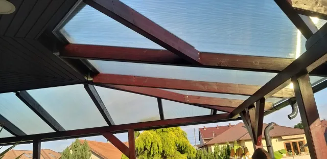 Teraszfedés fa szerkezettel és áttetsző fedéssel