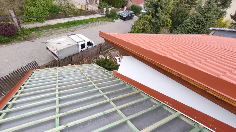 Tetőfelújítás felülről: lécezés és új fedés