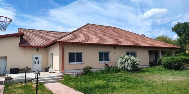 Felújított cseréptető egy földszintes házon