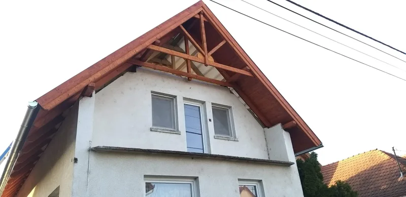 Új tető fa oromzattal egy családi házon