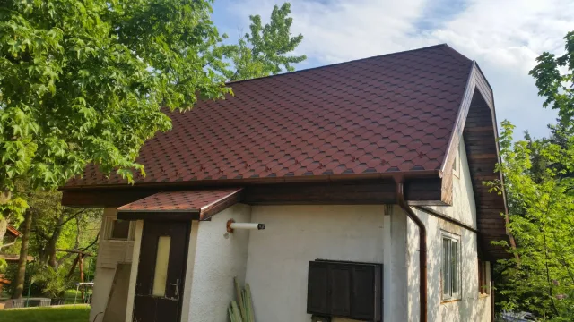 Zsindelyes tető felújítása egy kertes házon